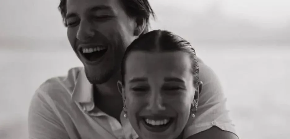 Fora de ‘Stranger Things’: Millie Bobby Brown Celebra Amor.